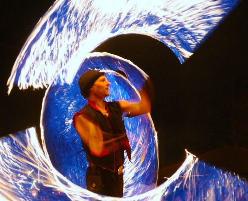 Feuer-Choreografie mit Seilen